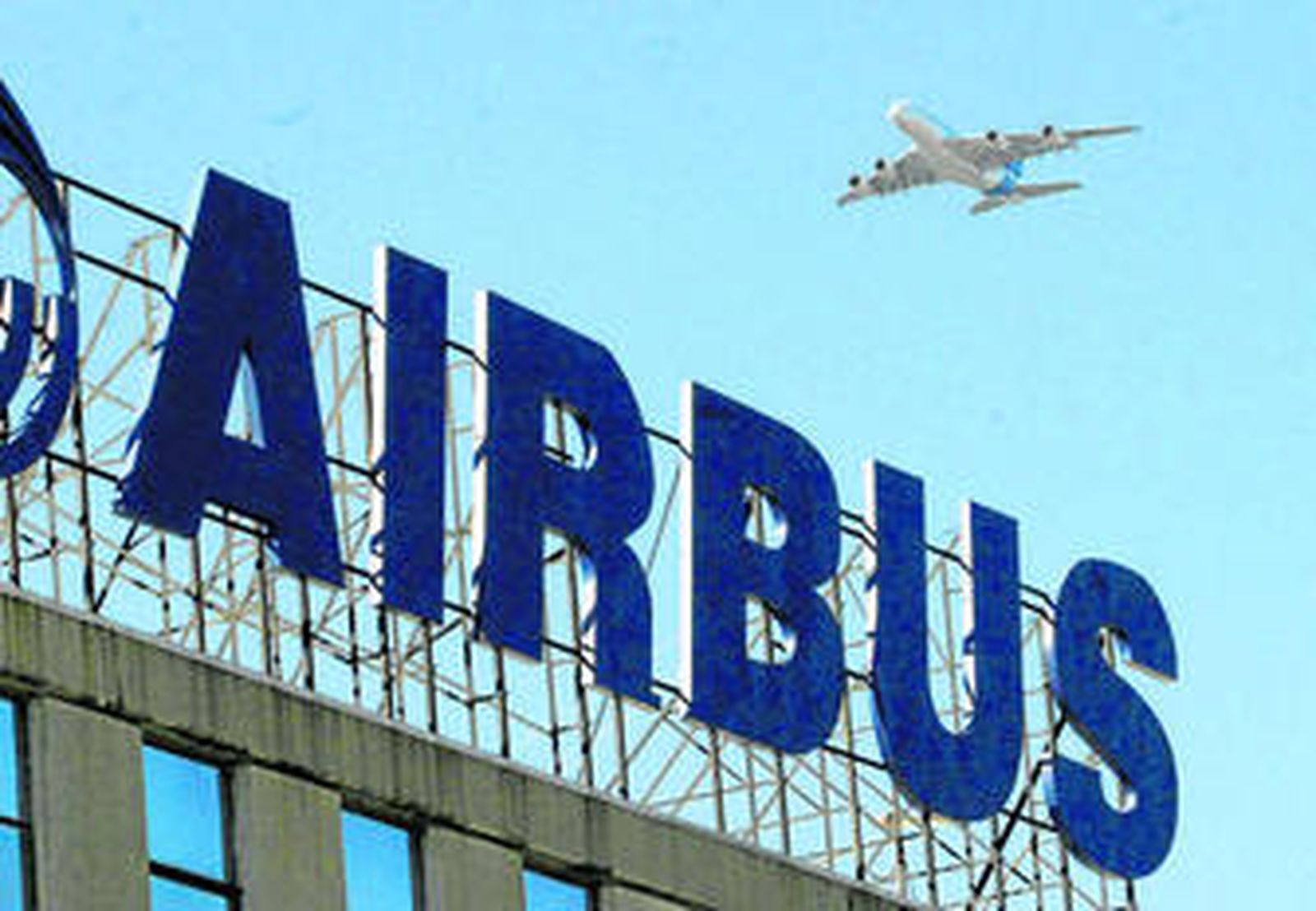 Un 'superjumbo' A380 sobrevuela la factoría de Airbus en Puerto Real.