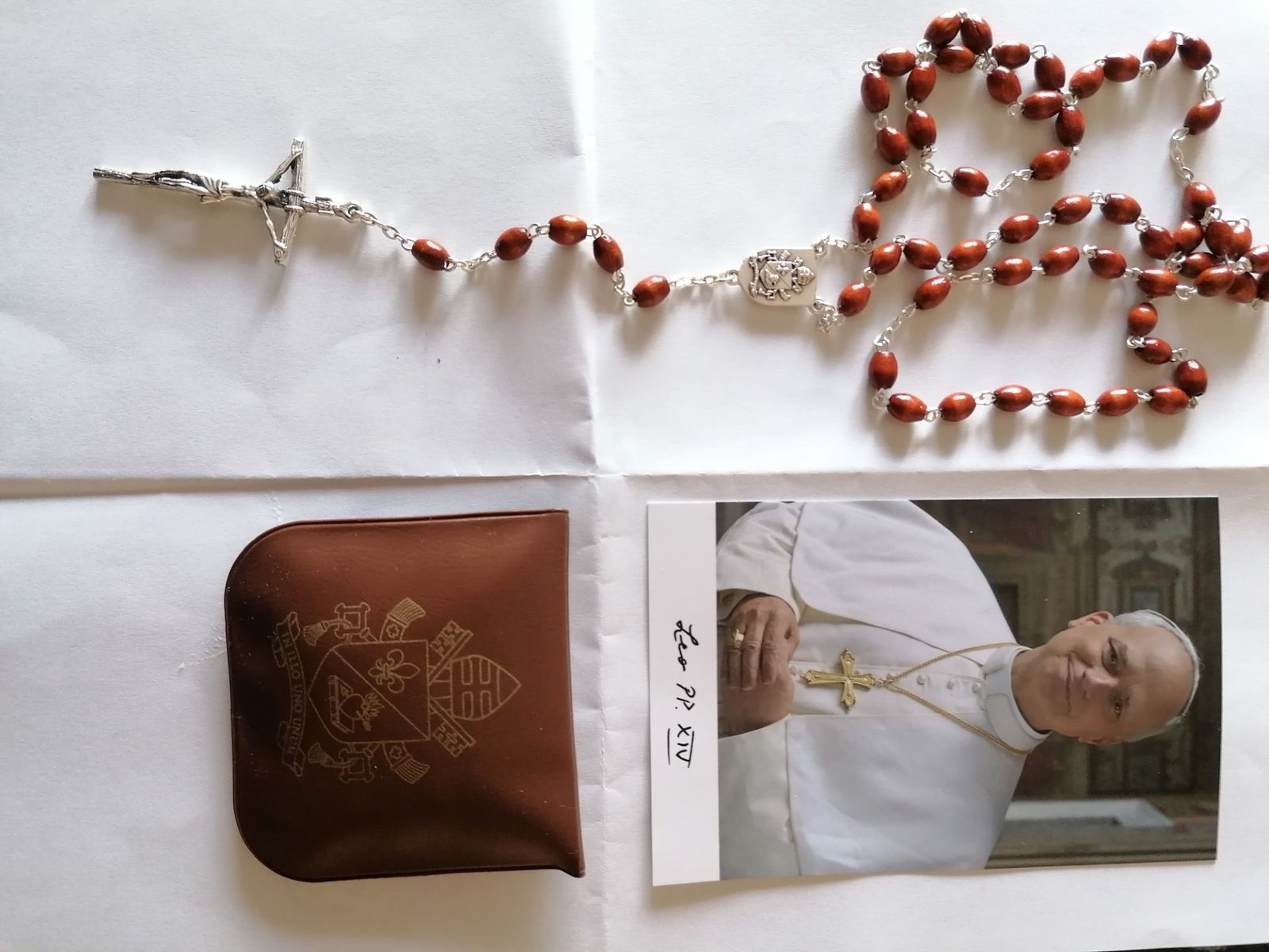 El rosario junto a la imagen del Papa León XIV.