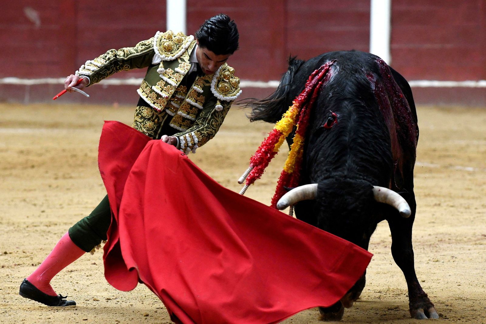 Pablo Aguado, en un muletazo a su primer toro.