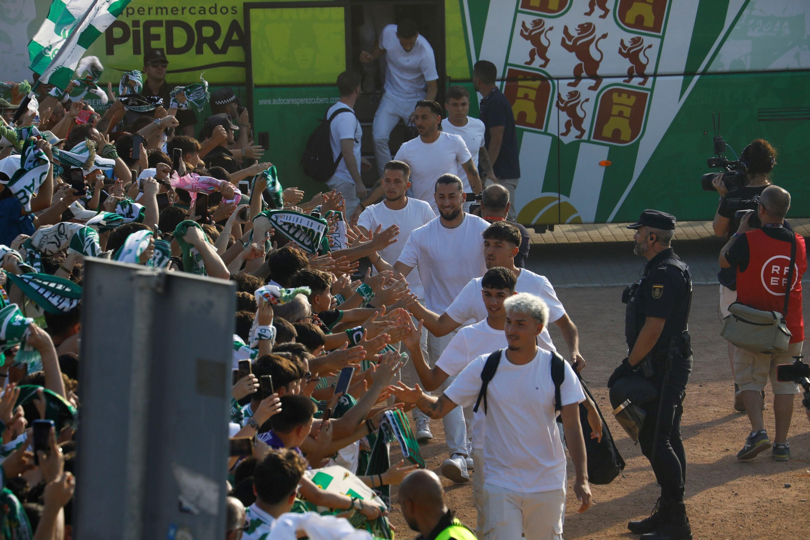 Las mejores imágenes del espectacular recibimiento a los jugadores del Córdoba CF antes de la final por el ascenso