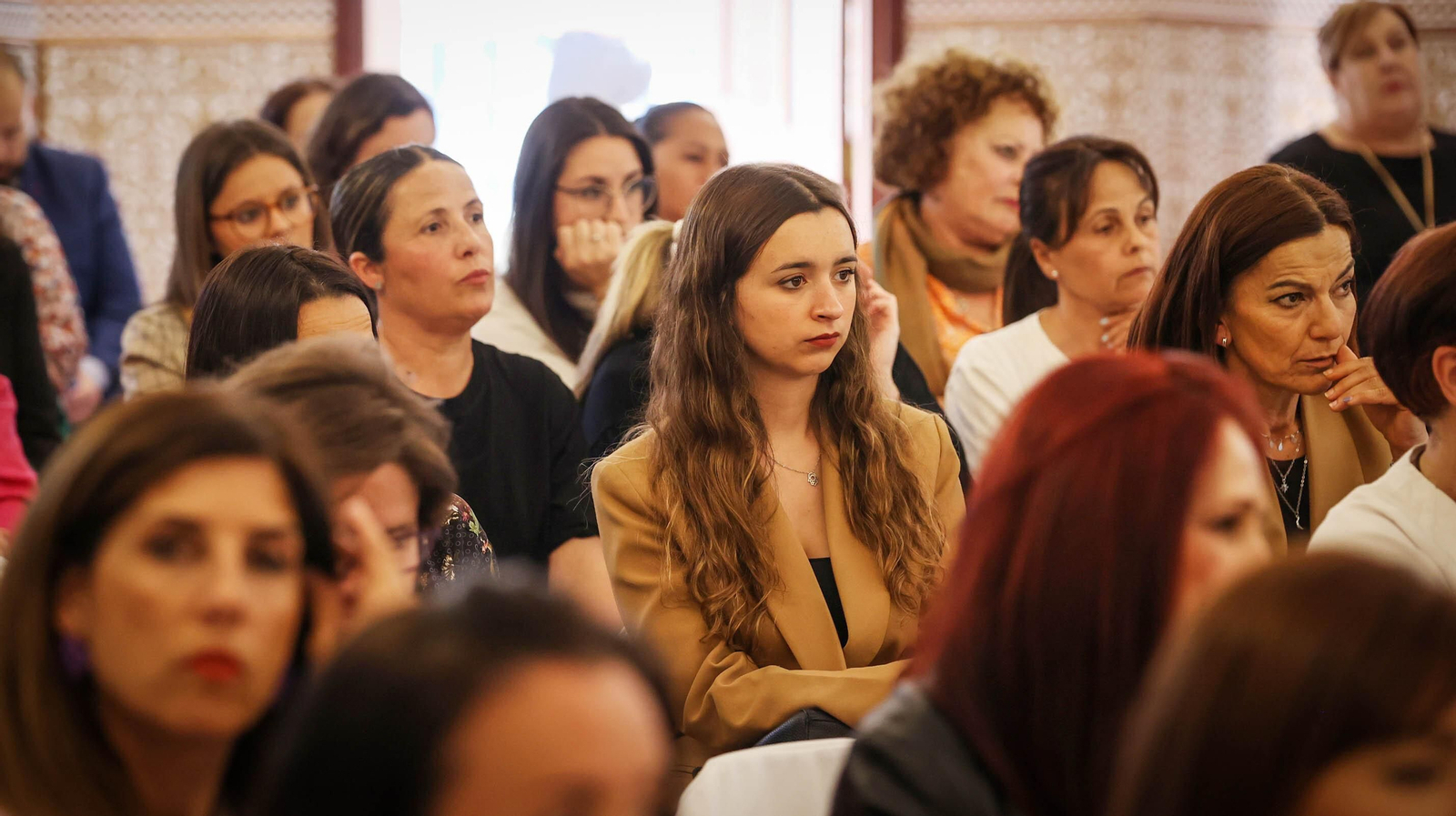 'Ayuda a domicilio, un trabajo esencial en clave femenina'