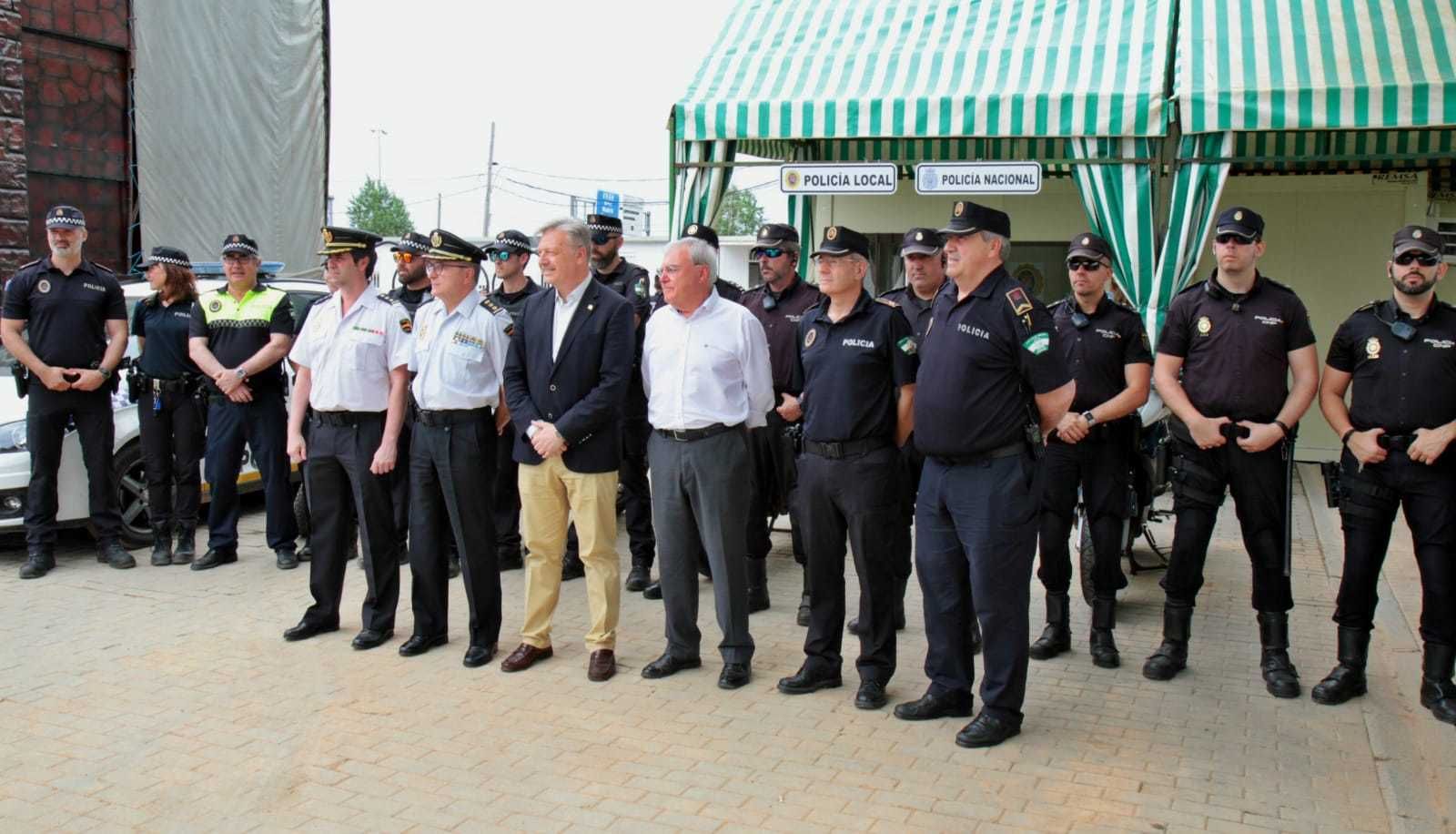 Efectivos policiales con el Primo Jurado y Emilio Aumente en el recinto del Arenal.