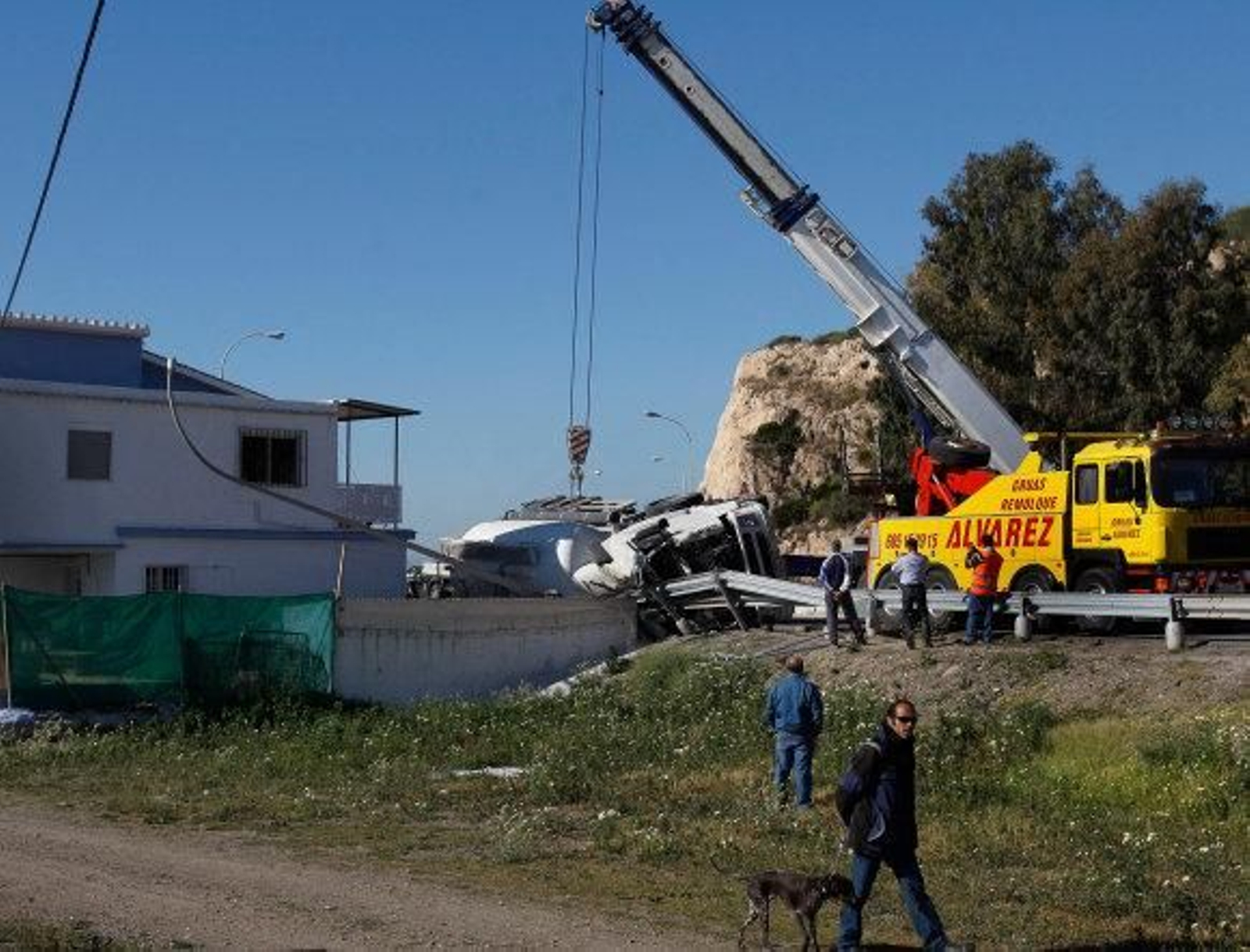 Rescatan a un hombre tras el vuelco de un camión cisterna que chocó con un turismo