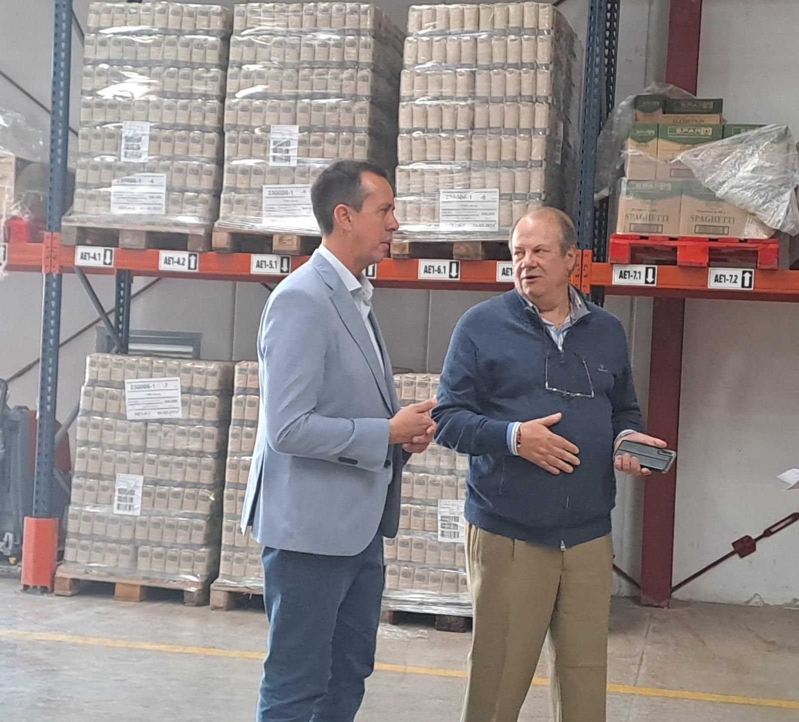 Visita del subdelegado al banco de alimentos de Roquetas.