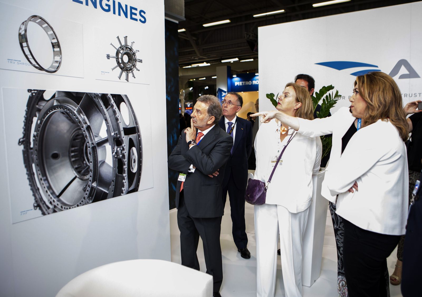 Susana Díaz atiende las explicaciones en un 'stand' de la feria.