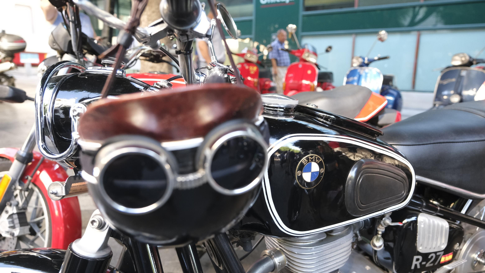 Las motos antiguas dan brillo a la Feria de Almería