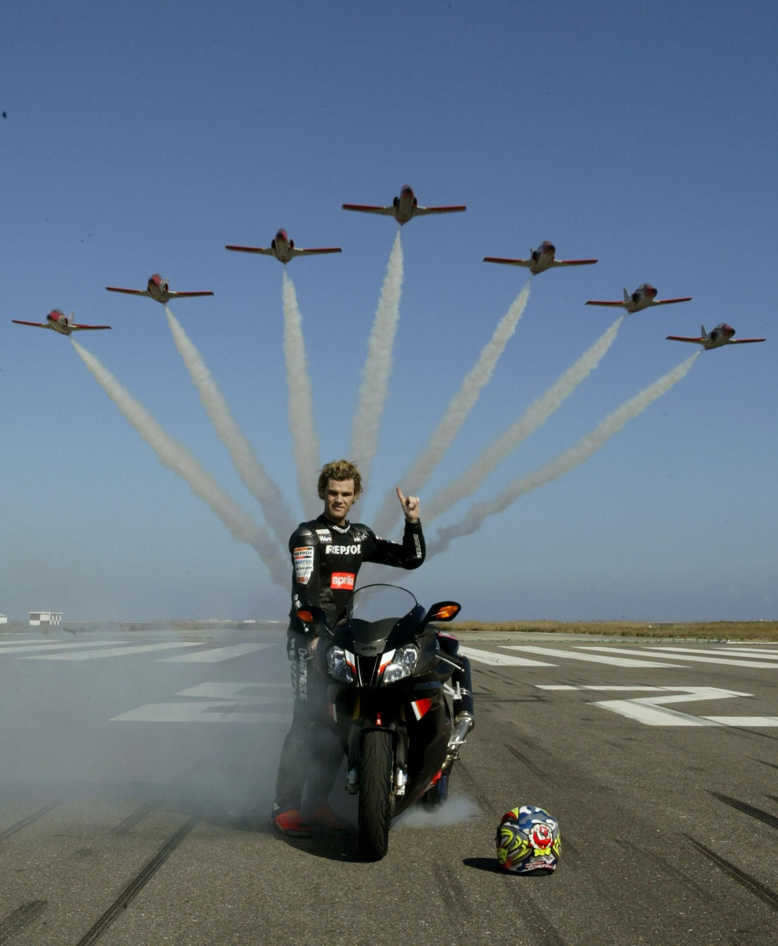 Espectaculares fotos de las acrobacias de la Patrulla Águila: cuatro décadas surcando los cielos