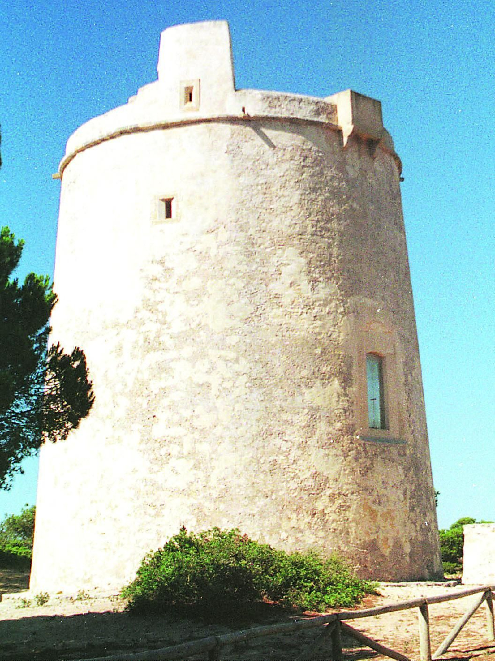 La Torre del Tajo de Barbate es uno de los hitos que podremos ver en esta ruta.
