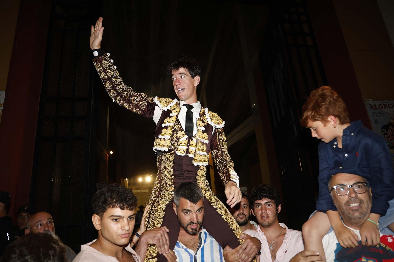 Una decepcionante corrida de Miura con Esaú Fernández a hombros cierra Algeciras