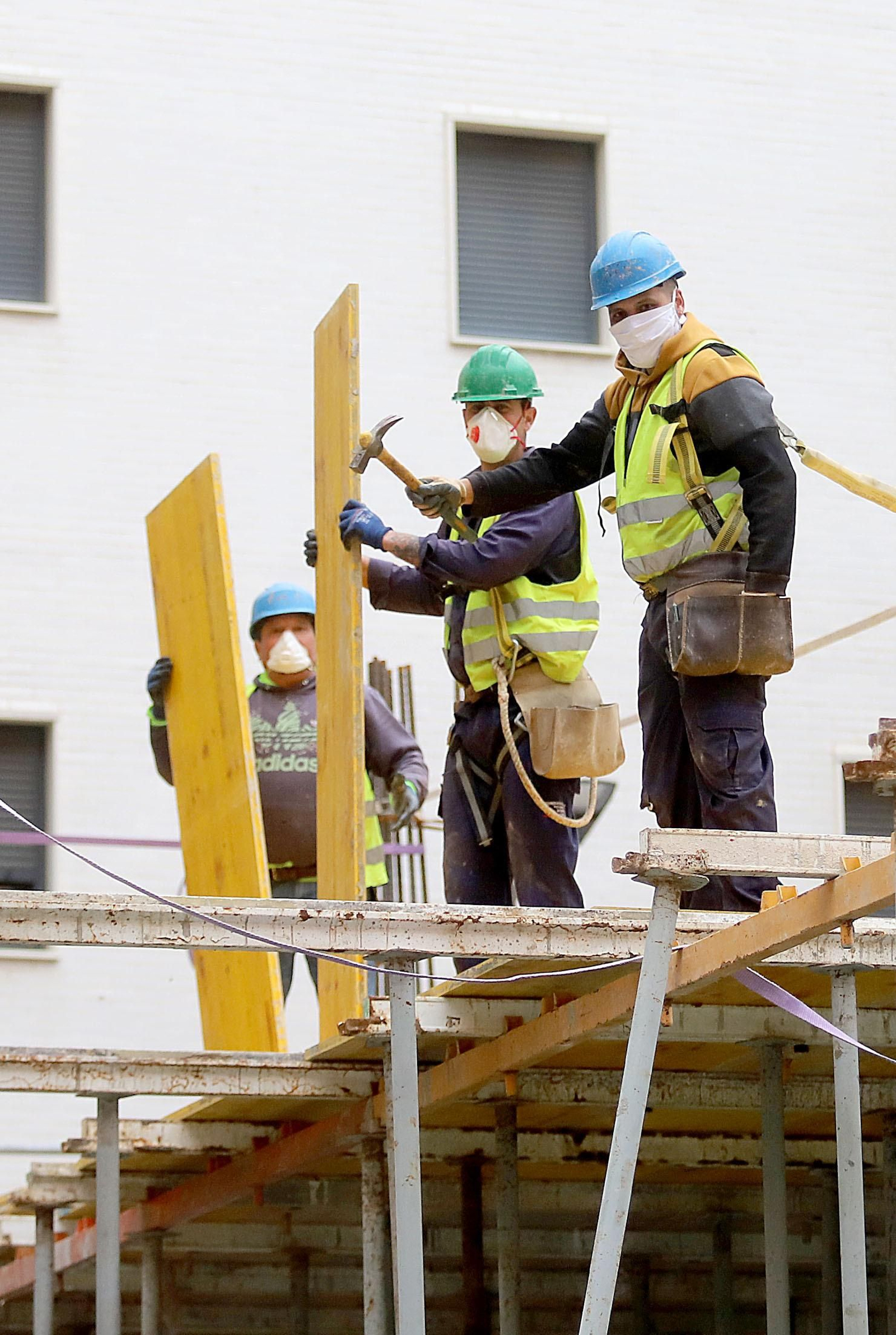 Imágenes de la vuelta al tajo de los trabajadores de obras en Huelva