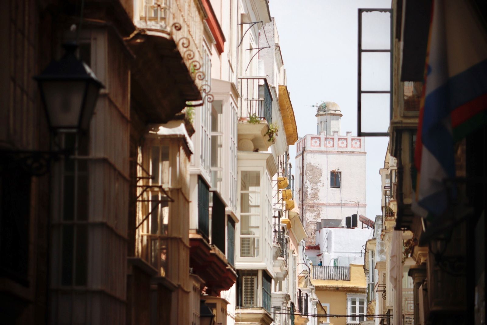 Una torre mirador al fondo en una de las calles del centro de la ciudad.