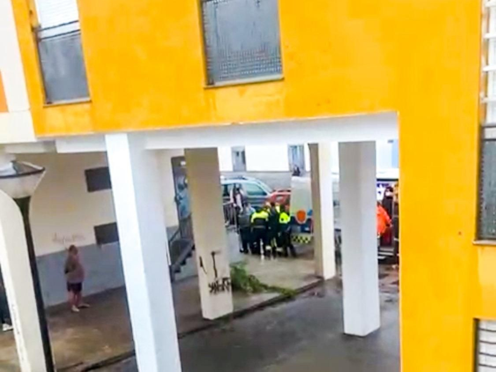 Momento en el que trasladan a la mujer herida de Isla Cristina al centro hospitalario.