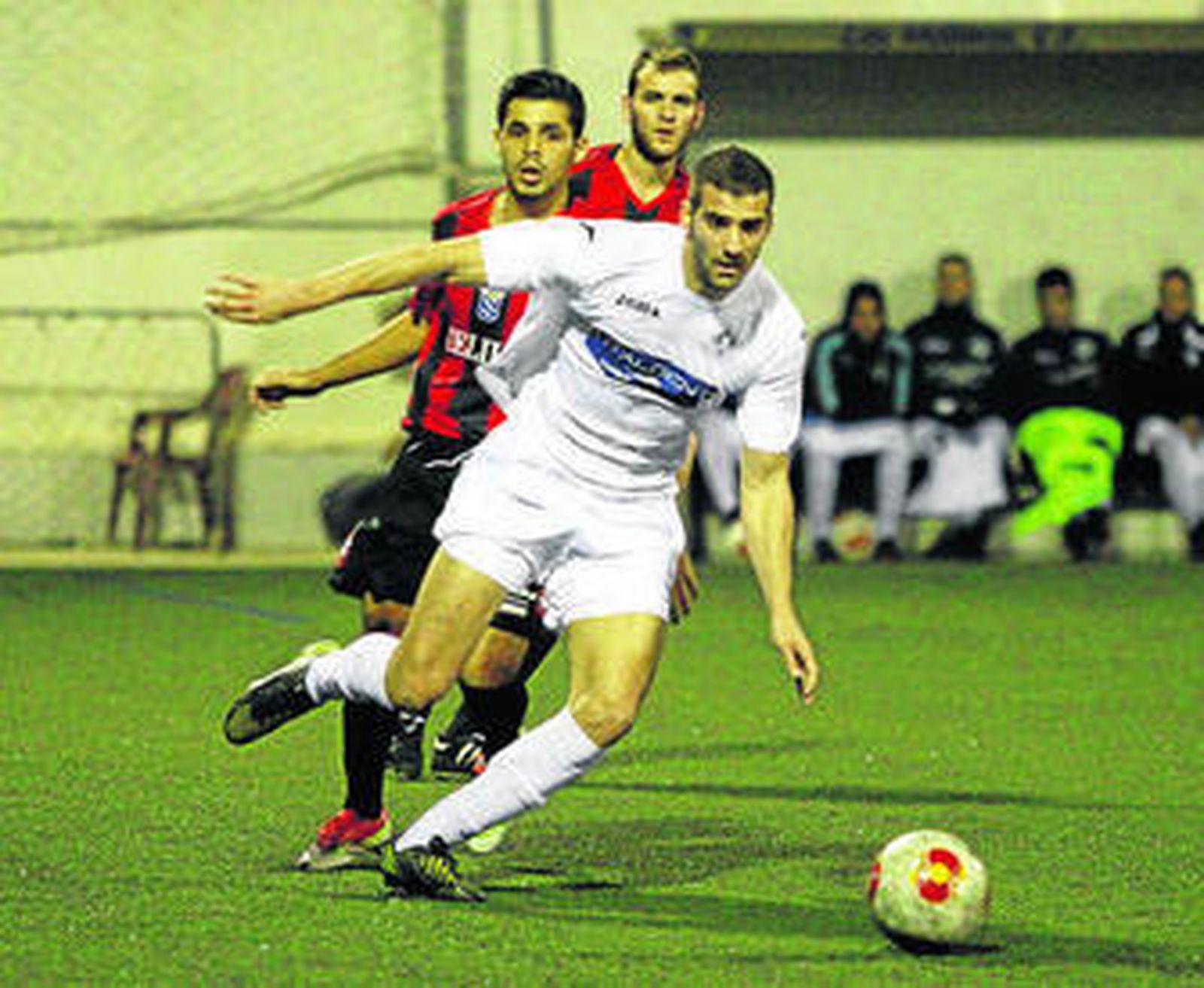 El molinero Roberto lucha por el esférico.