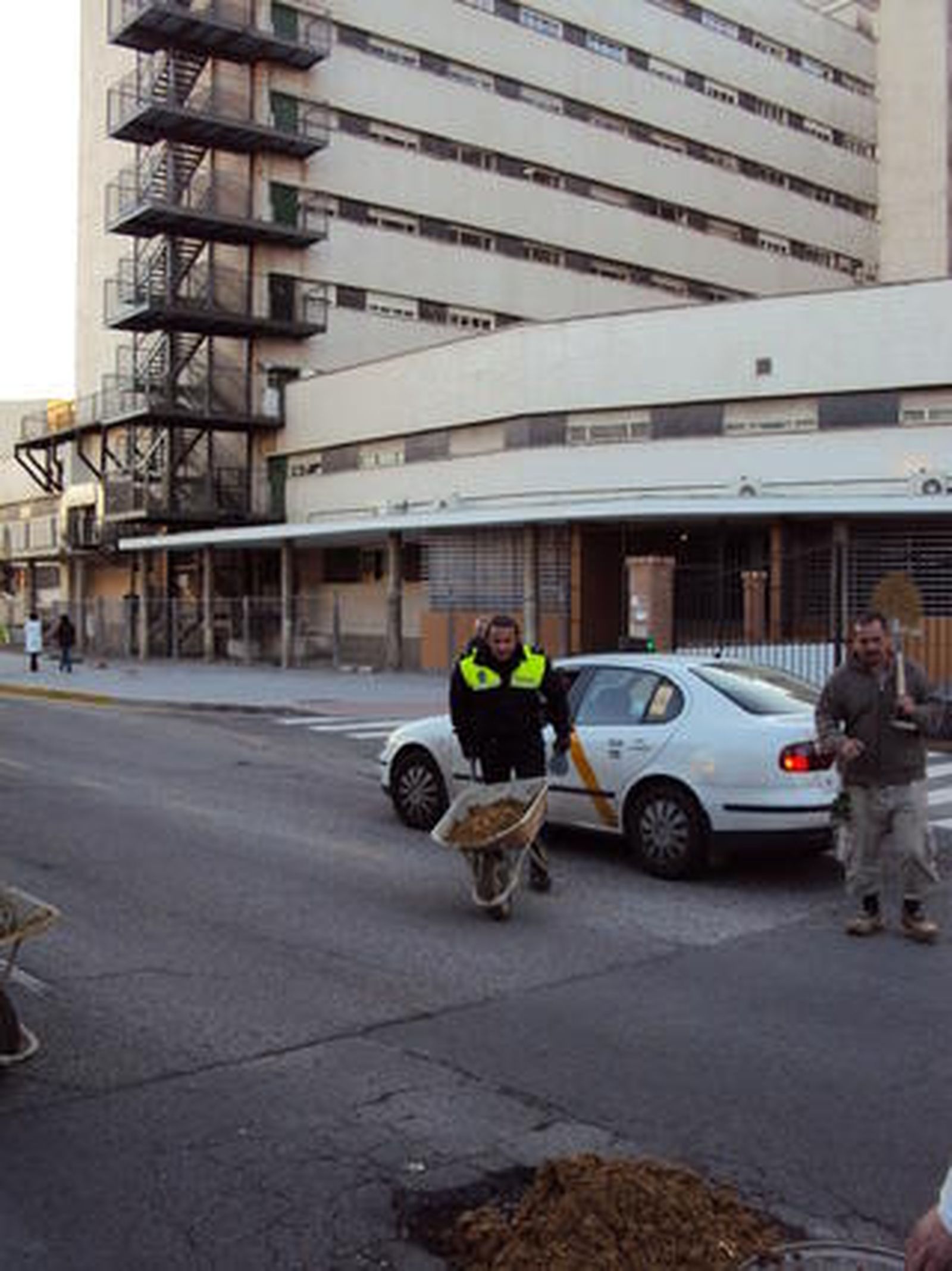 Trabajos de cubrimiento de un bache en Doctor Fedriani en la Macarena.