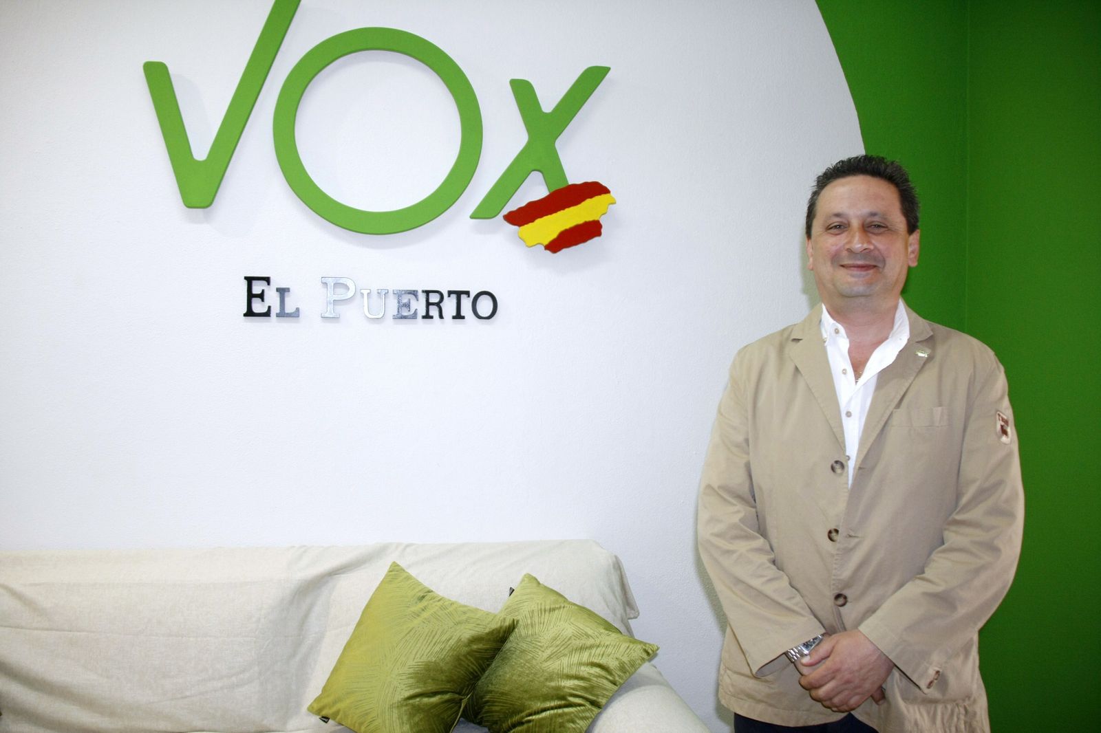 Juan Carlos Sanz posa en la sede de Vox El Puerto, en la plaza de Isaac Peral.