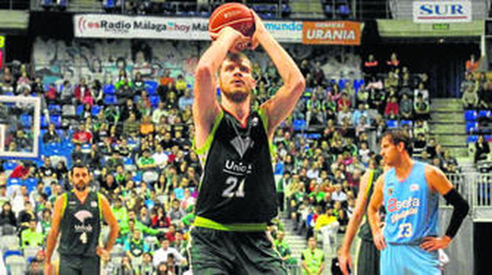 Luka Zoric lanza un tiro libre durante un partido ante el Asefa Estudiantes.