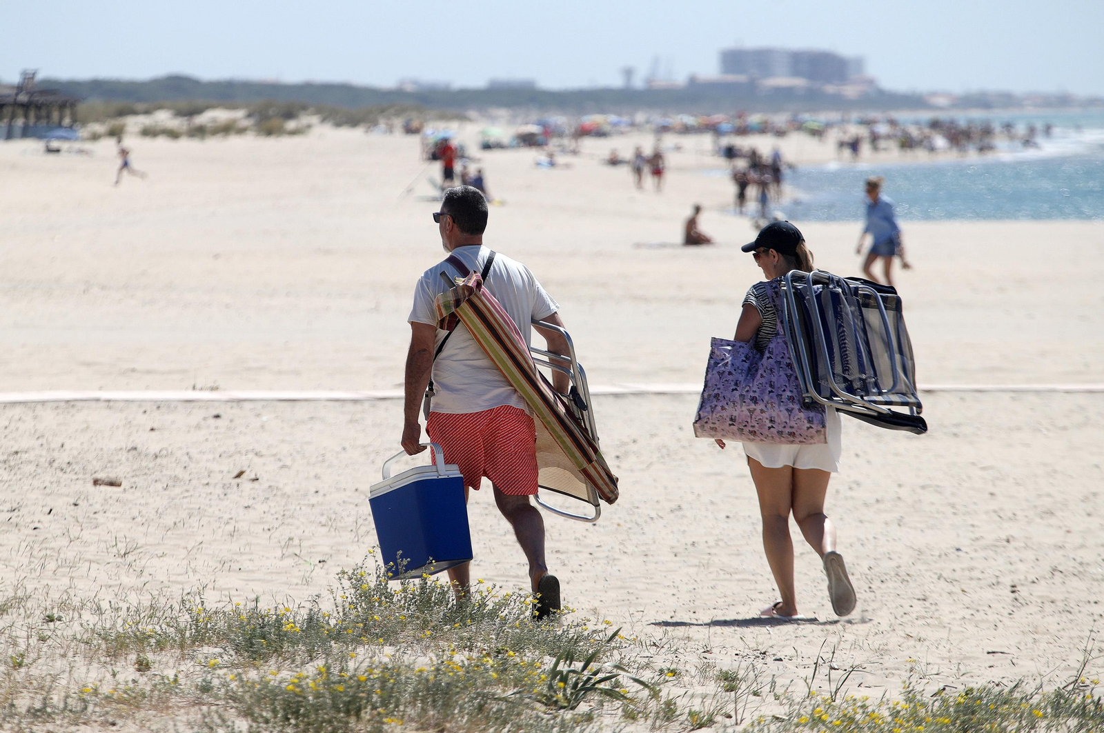 Imágenes del ambiente en la playa en la mañana del domingo en Huelva