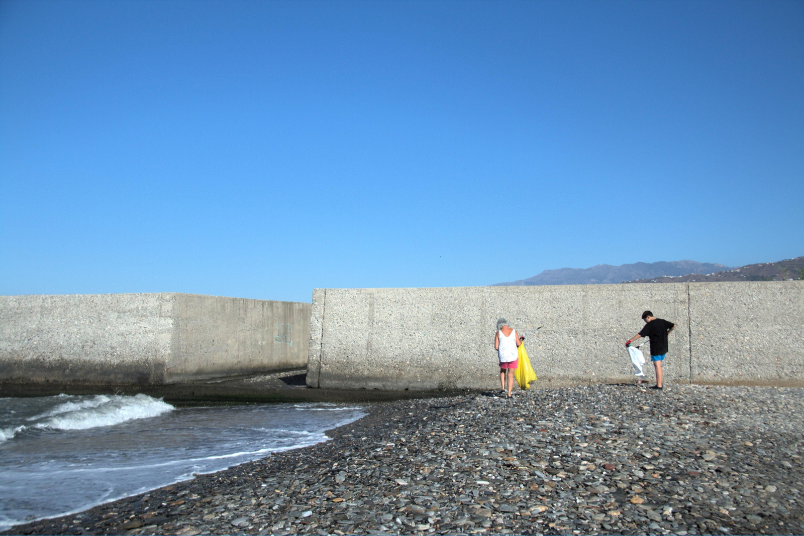 Así ha sido la jornada de limpieza de la desembocadura del río Guadalfeo en Salobreña