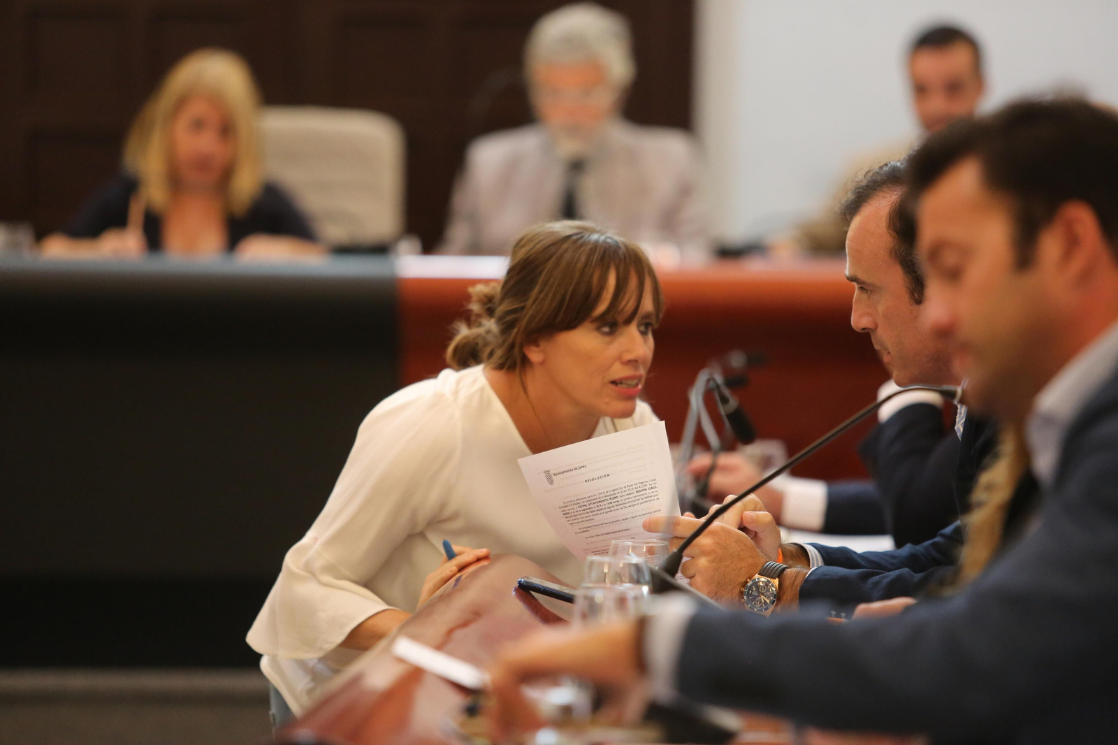 La delegada de Economía, conversando con el portavoz de Ciudadanos durante un pleno.
