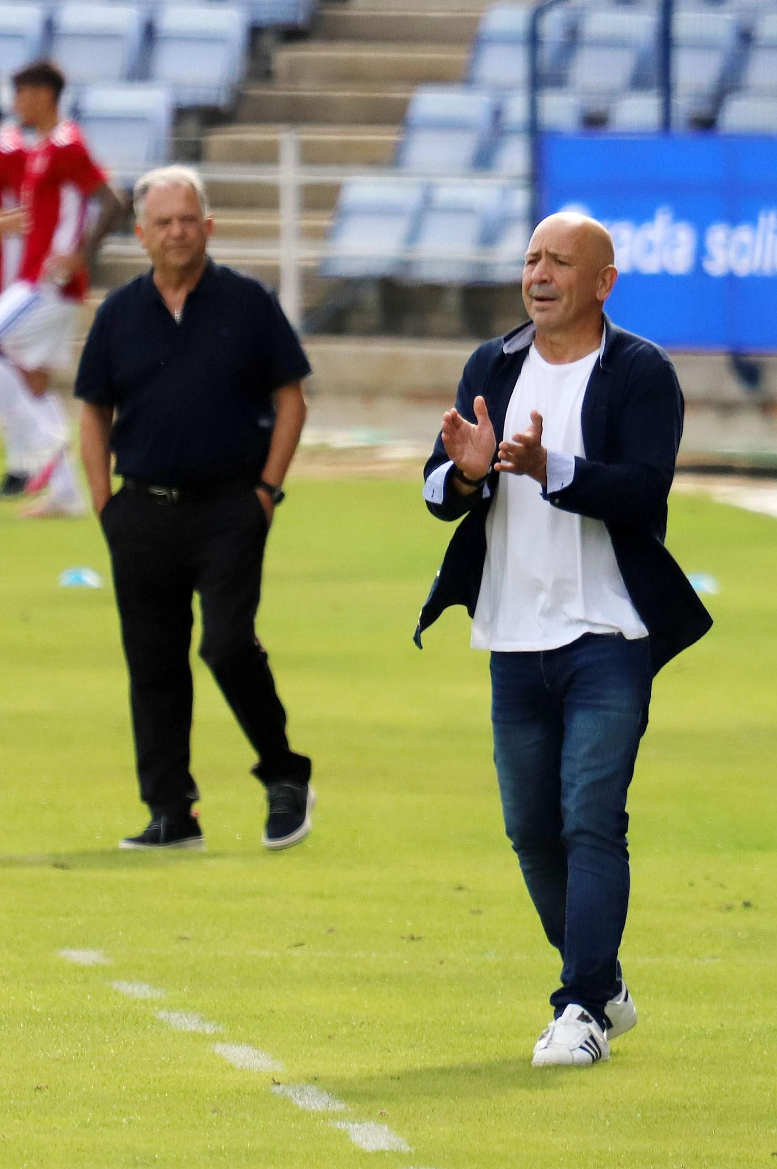Claudio aplaude a sus futbolistas en el último partido disputado en Huelva.