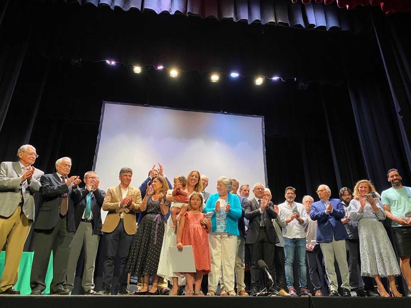 Foto de familia de todos los premiados.