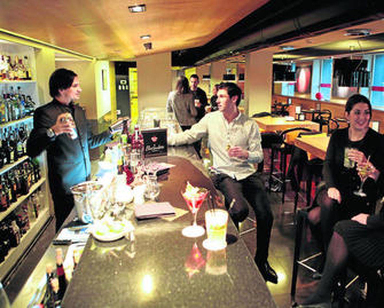 Copas con mucho glamour. El nuevo Cocktail Bar de El Burladero propone empezar la tarde saboreando alguno de sus combinados, que pueden acompañarse con las tapas más sofisticadas de la carta como la enchilada de cola de toro.