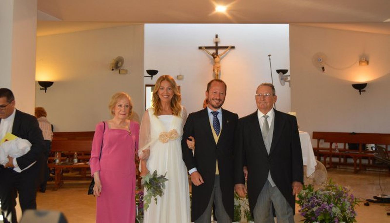 El nuevo matrimonio formado por Cristina Cárave y Pancho Benítez, con María Elena Buyo y Ramón Benítez.