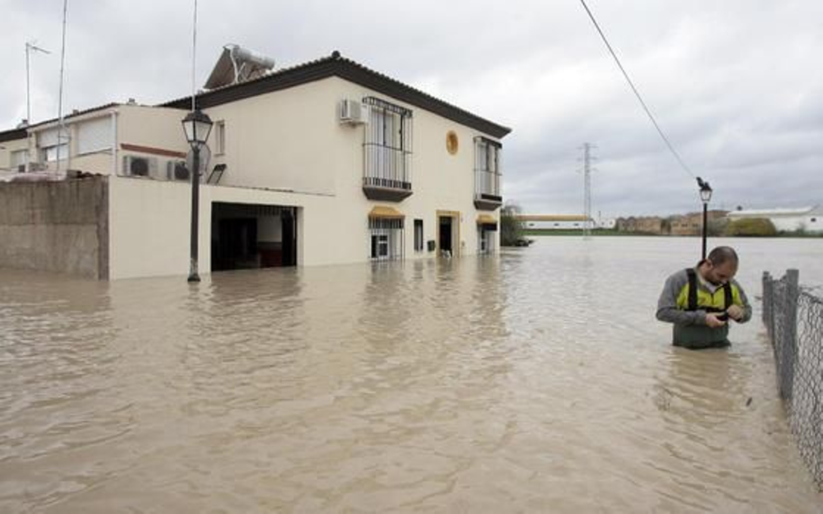 El Río Guadalquivir se desborda a su paso por Lora del Río./ J.C Muñoz