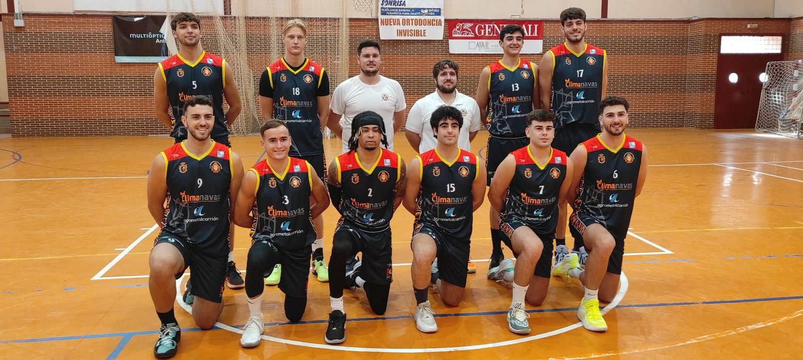 Formación de jugadores y cuerpo técnico del Peñarroya.