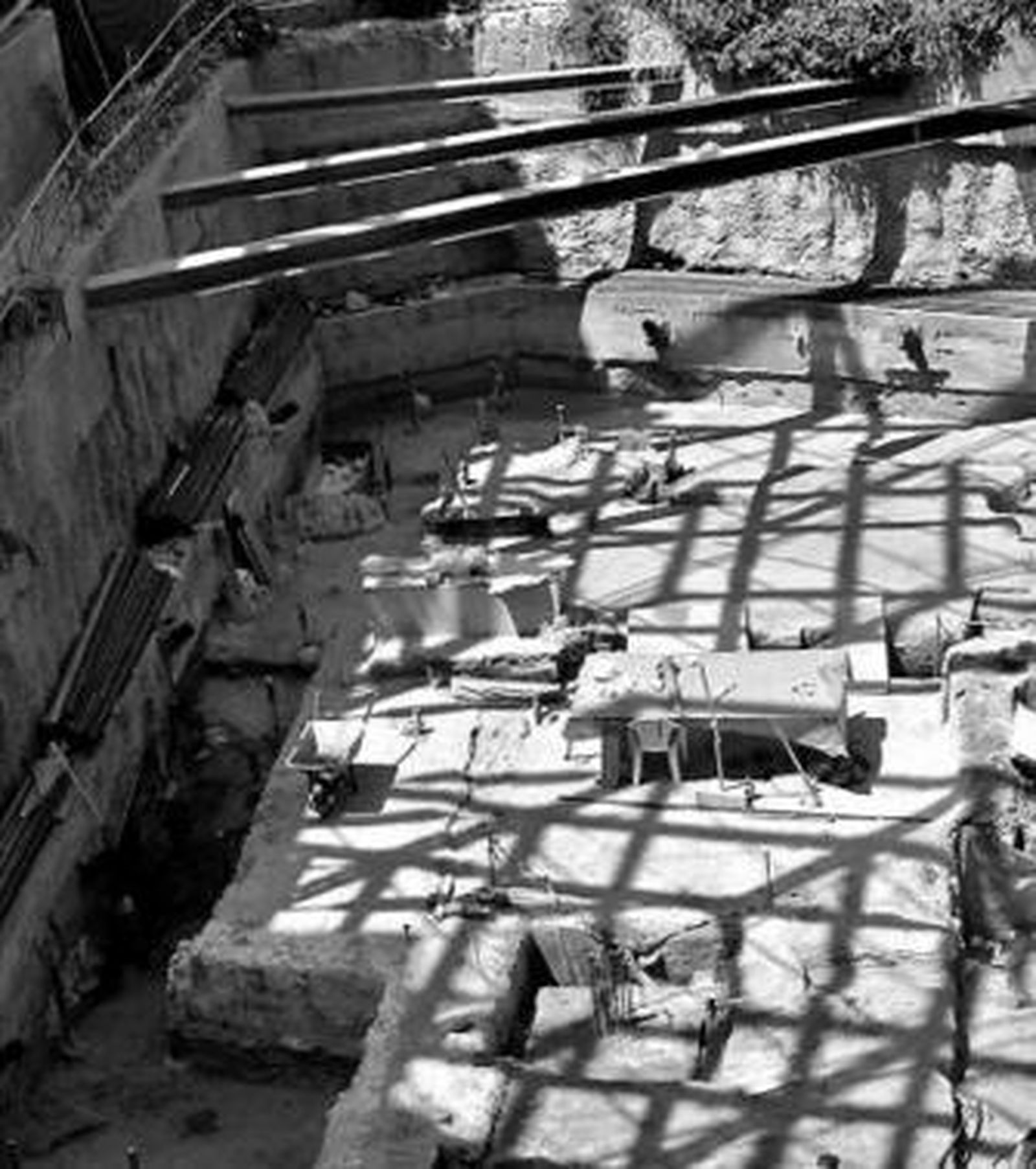 Imagen actual del solar. A la izquierda, la cisterna romana.