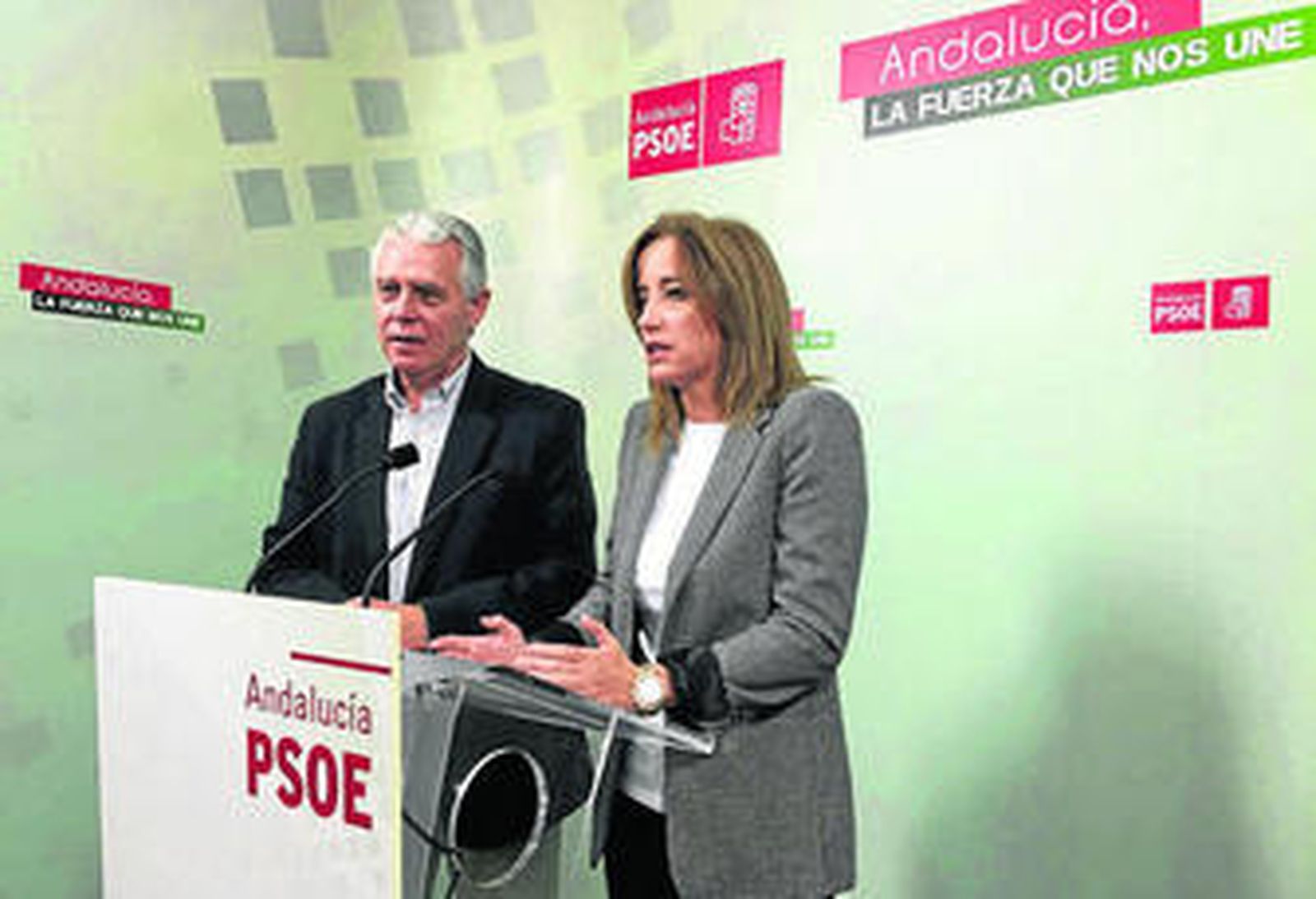 Francisco Menacho y Eva Foncubierta, ayer durante la rueda de prensa en la sede del PSOE provincial.