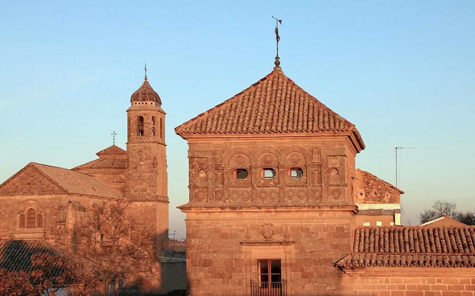 La torre de este palacio señorial ubetense al atardecer.