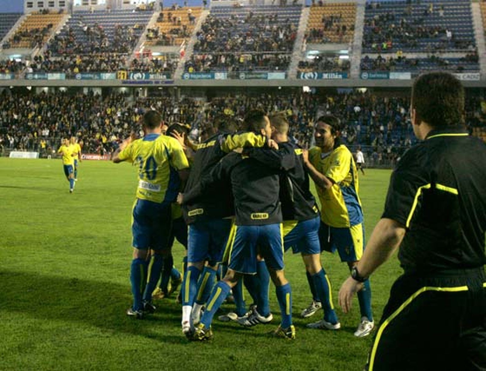 El Cádiz de Jose González,que suma la cuarta victoria consecutiva, somete al filial sevillista en un partido trabado gracias a los goles de Pachón y Enrique

Foto: Jesus Marin