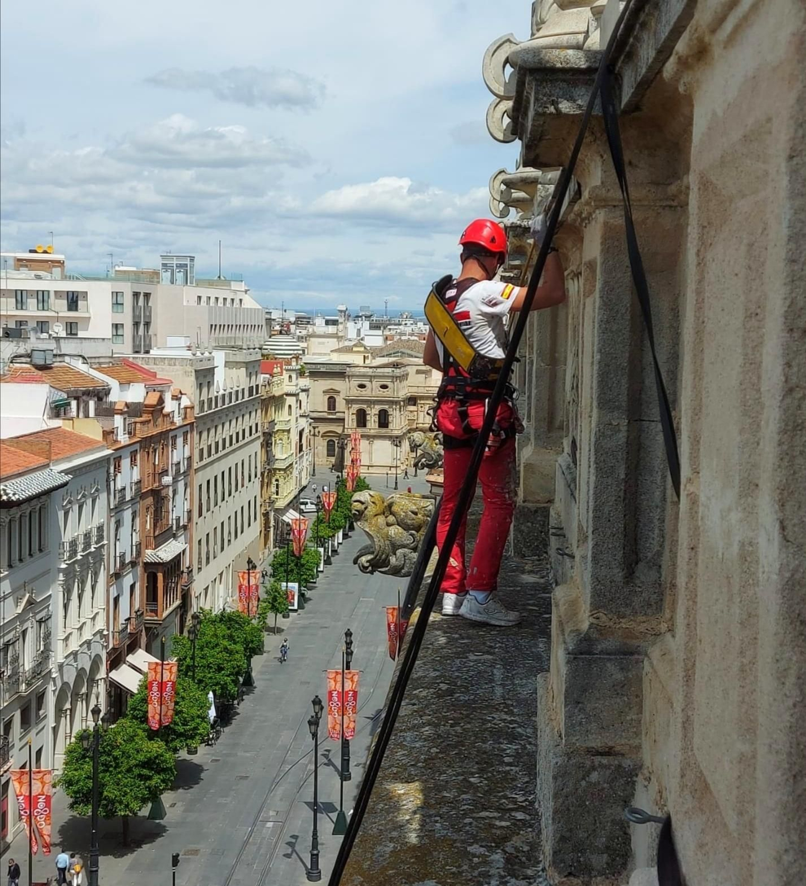 Así se revisan la Catedral de Sevilla y la Giralda desde las alturas