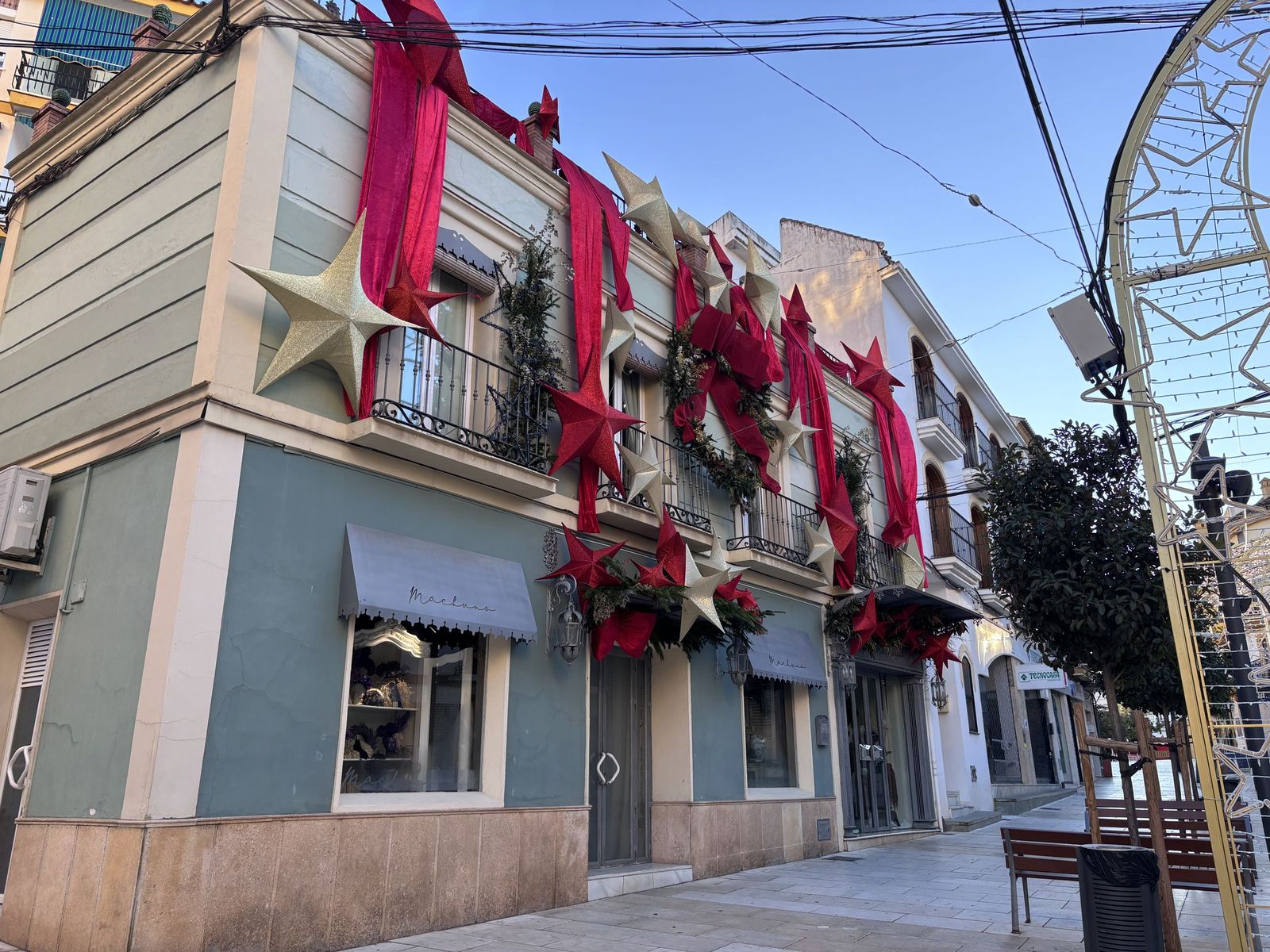 La fachada de un comercio de Vélez-Málaga