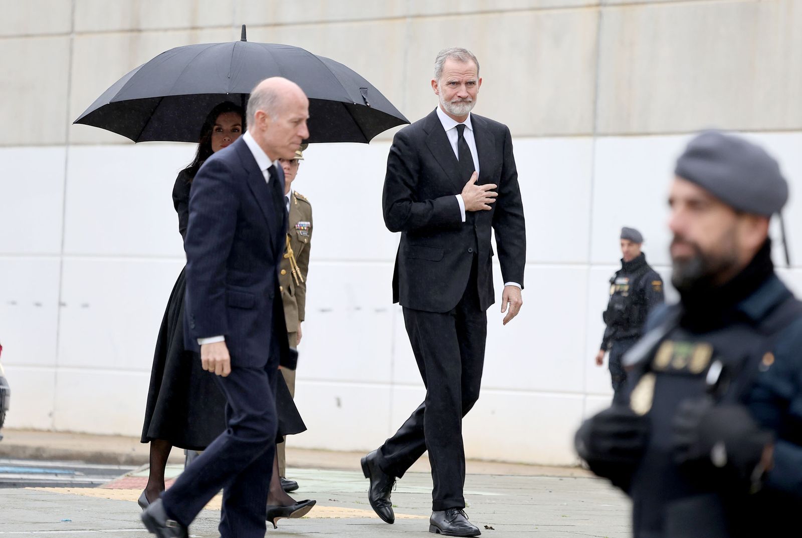Fotografías de la llegada de los reyes Felipe VI y Doña Letizia al funeral por las víctimas de Adamuz en Huelva