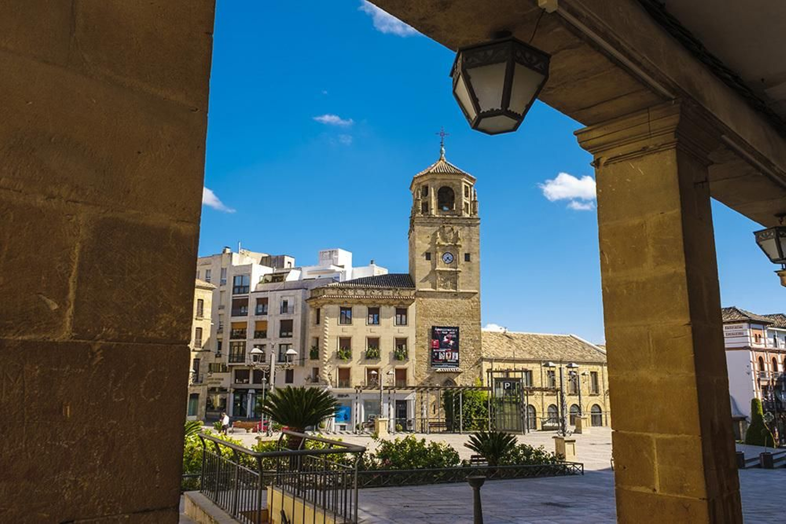 La Torre del Reloj de Úbeda, ubicada en la céntrica Plaza de Andalucía. La Torre del Reloj de Úbeda, ubicada en la céntrica Plaza de Andalucía.