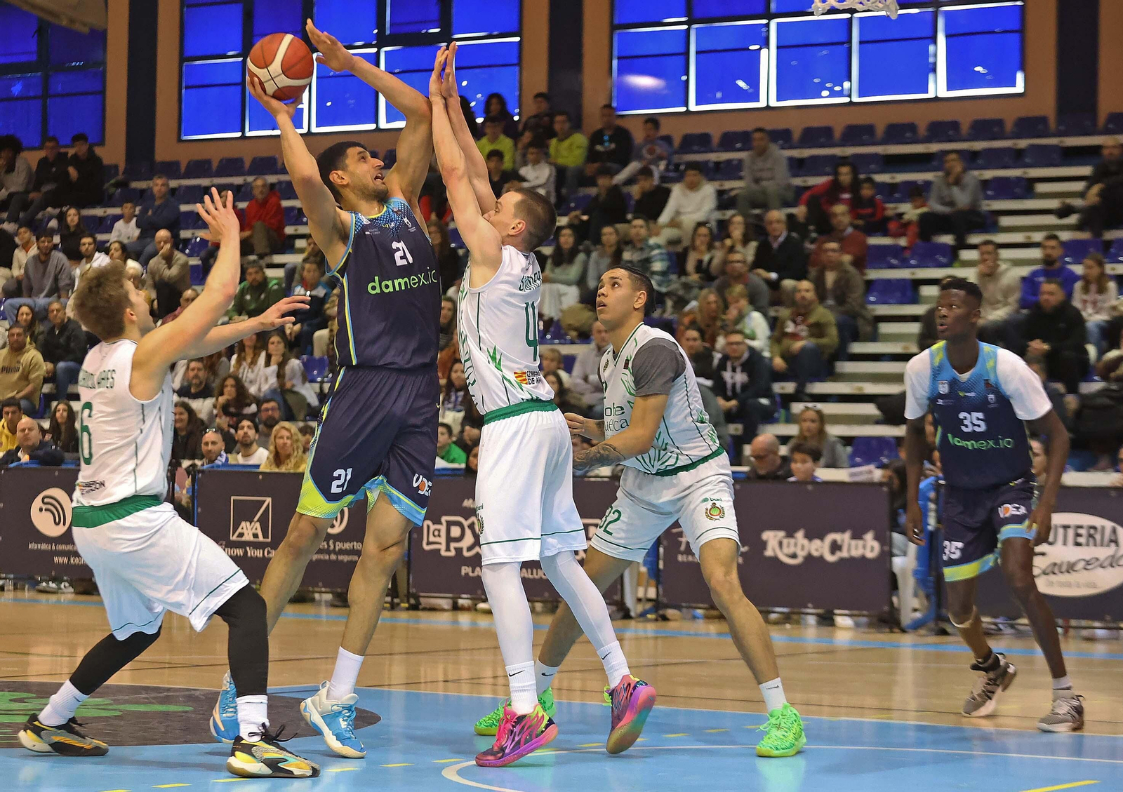 Las mejores fotos del Udea - Huesca, con Scariolo como espectador en el Doctor Juan Carlos Mateo