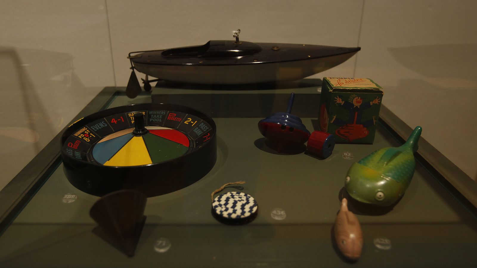 Una de las vitrinas con objetos.