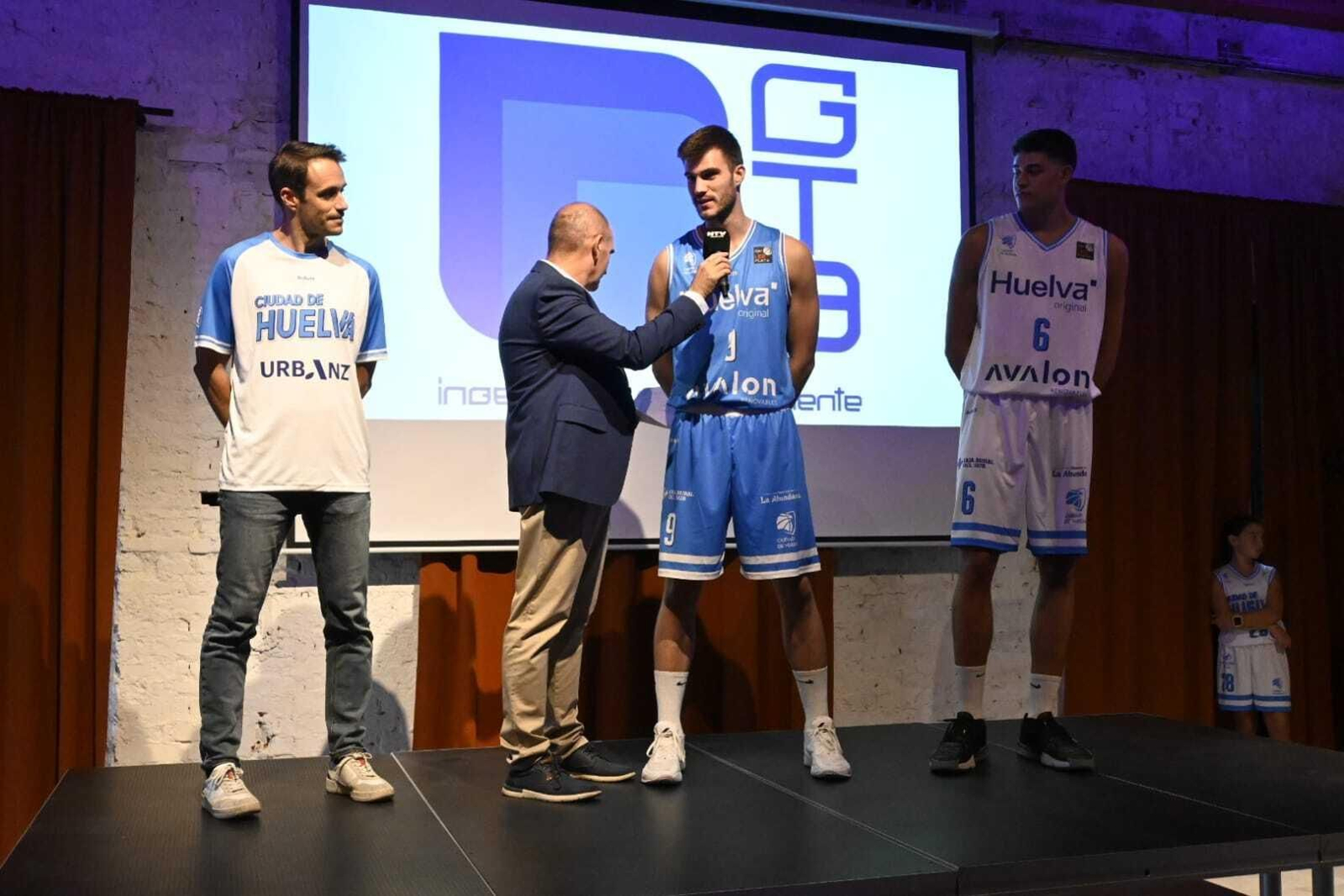Imágenes de la presentación de las equipaciones del Ciudad de Huelva para la temporada 23/24