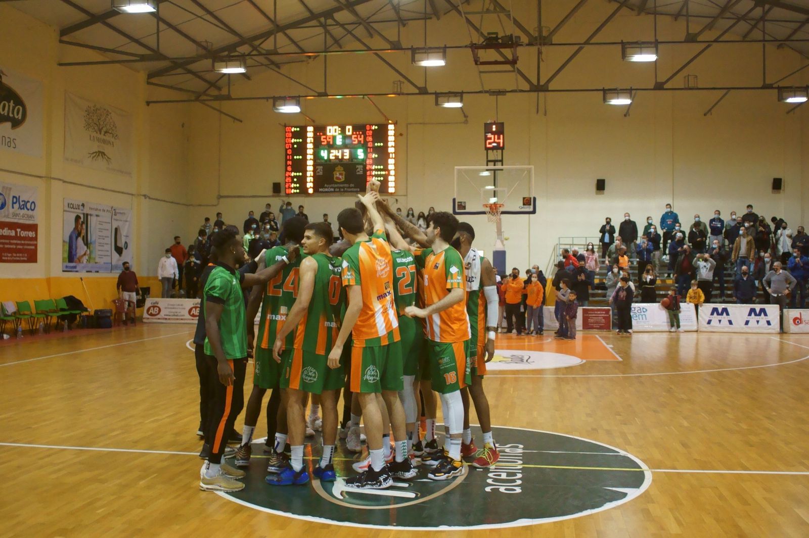 Los jugadores del CB Morón celebran un triunfo en el pabellón Alameda.