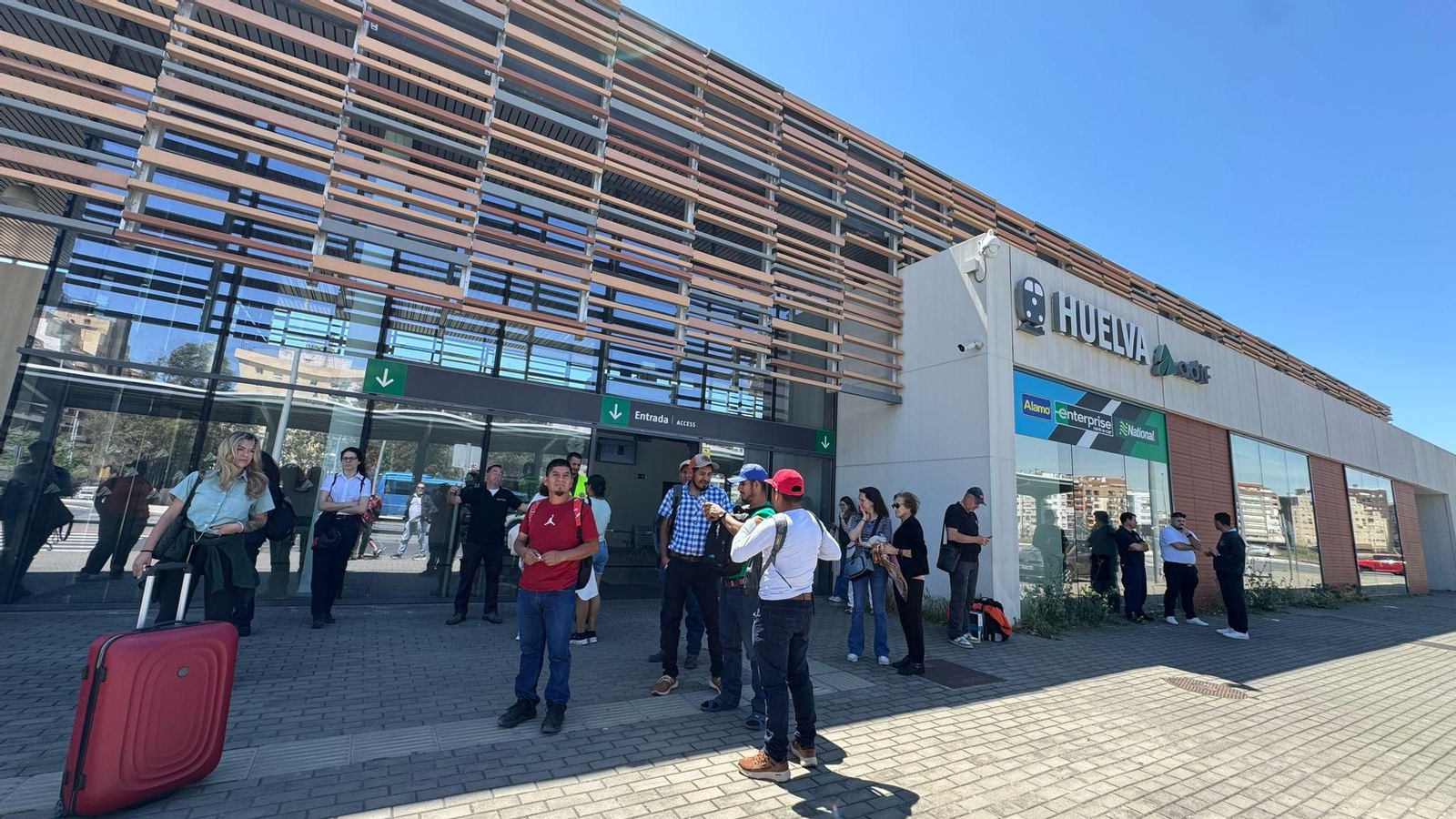 Usuarios a las puertas de la estación de la capital en la mañana de este lunes.