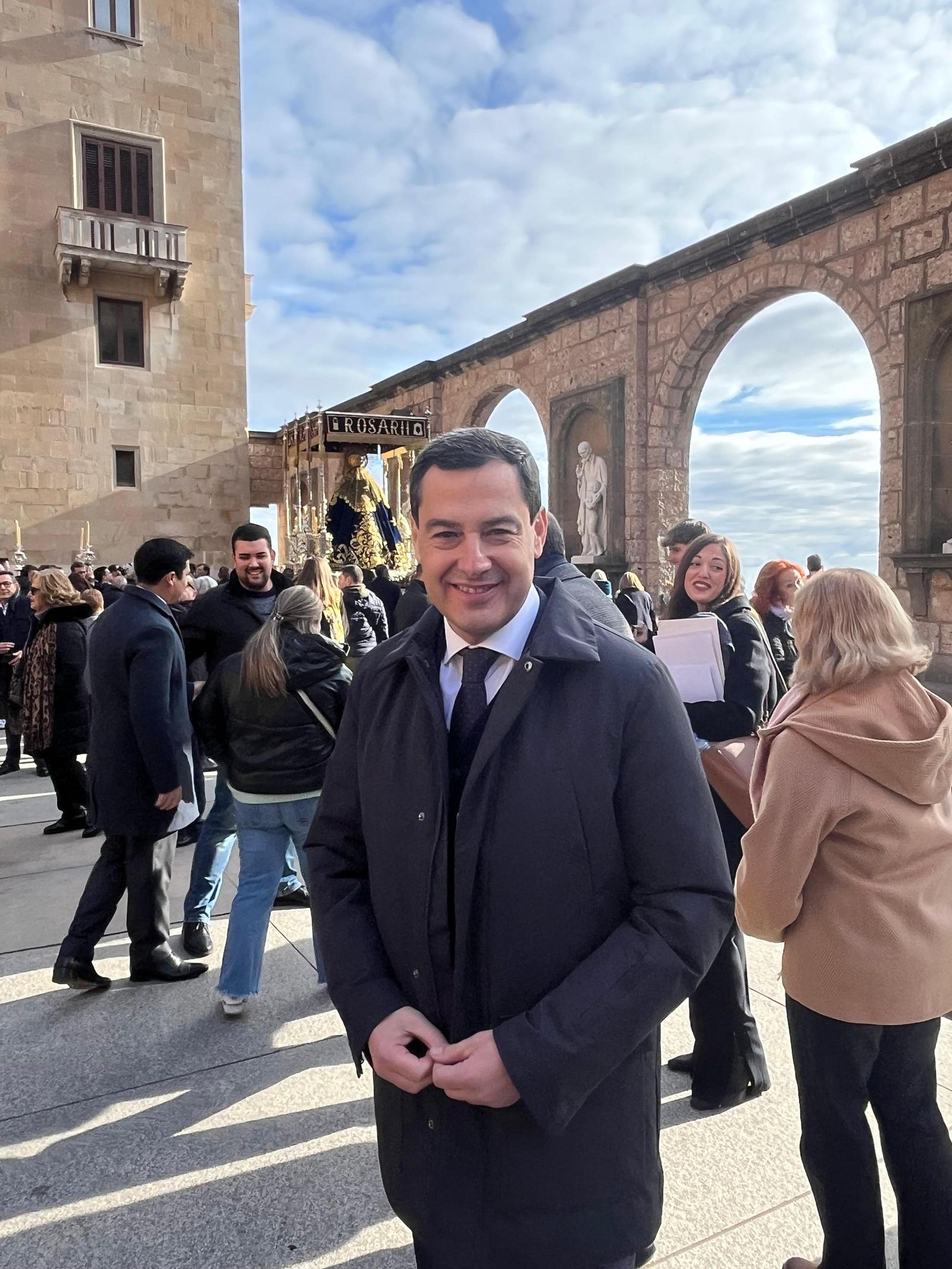 Juanma Moreno, con la Virgen de Montserrat en el Santuario