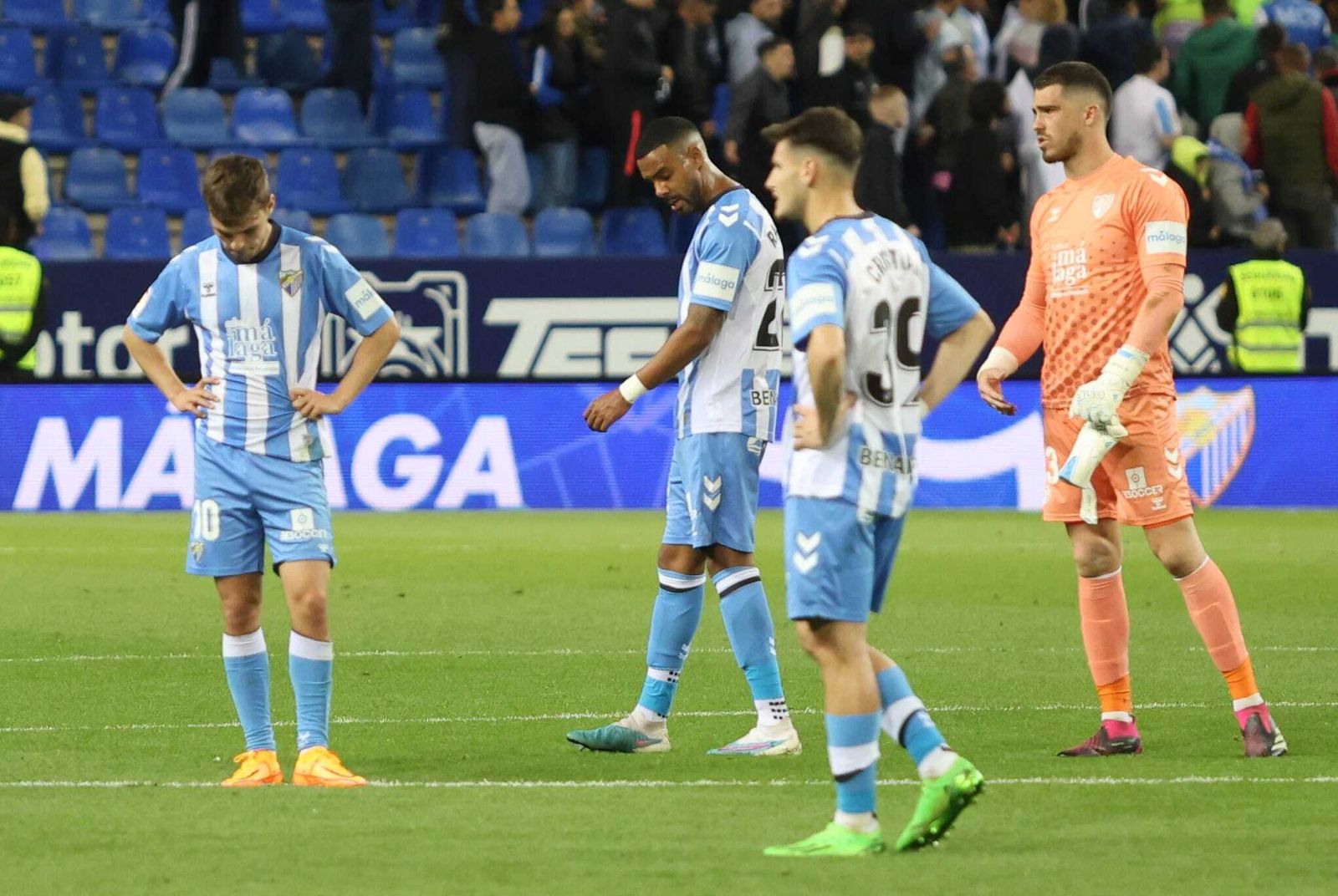 La plantilla del Málaga se lamenta tras el duelo ante el Levante.
