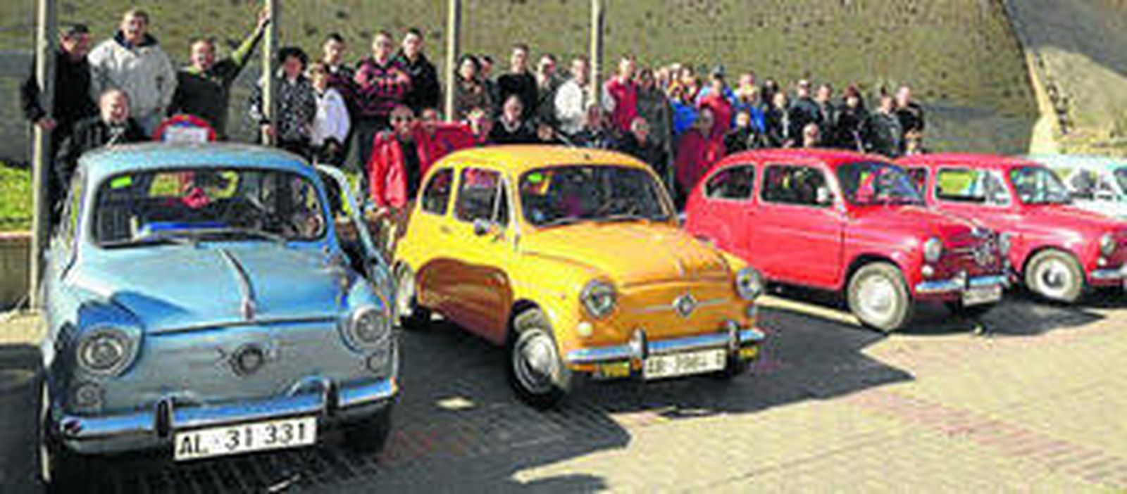 El municipio se trasladó a otra época con la visita de estos coches.