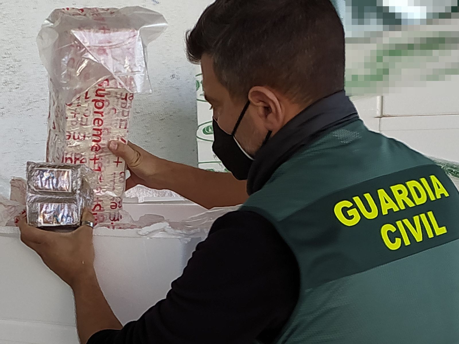 Un agente muestra la droga intervenida.