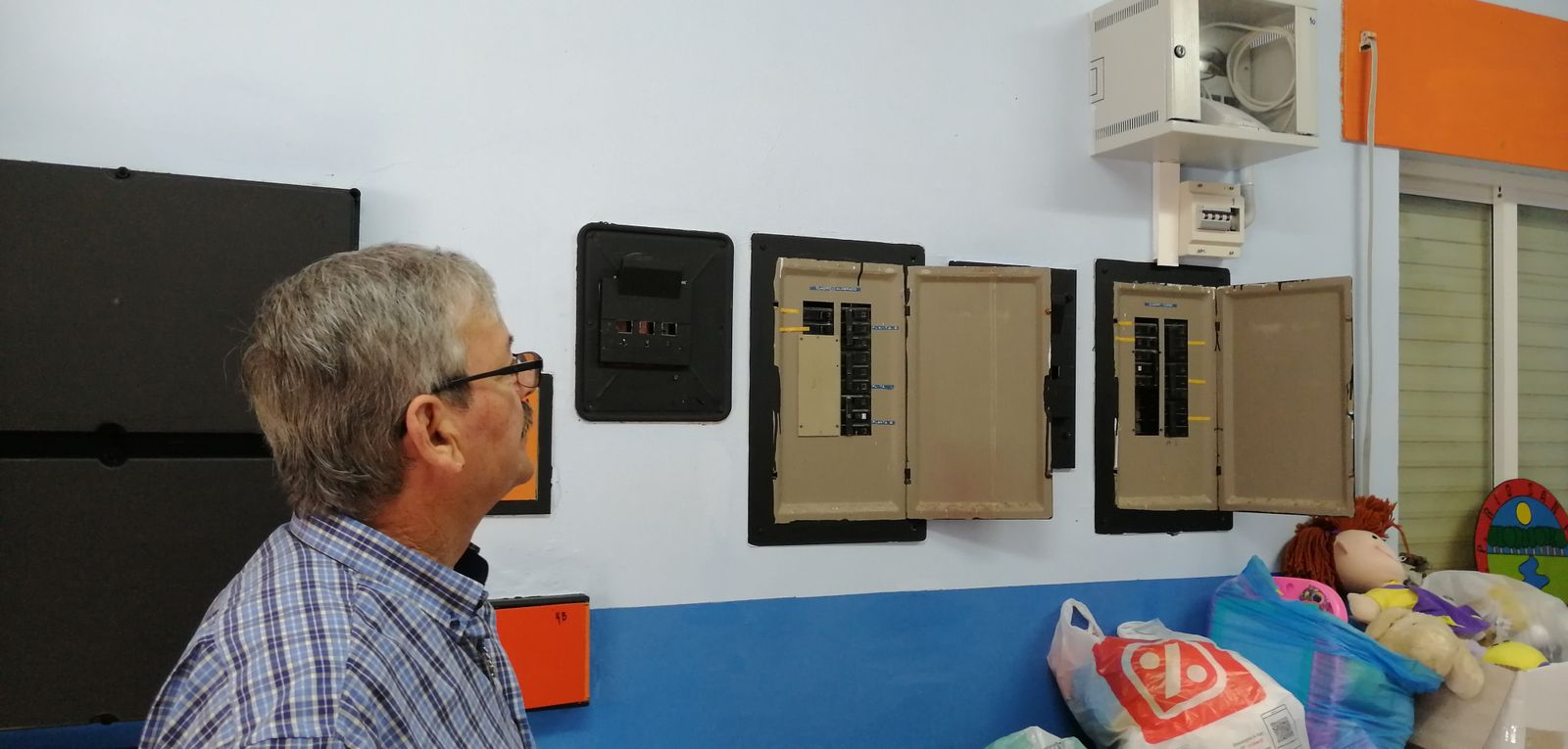 Viejos cuadros eléctricos del colegio Río San Pedro