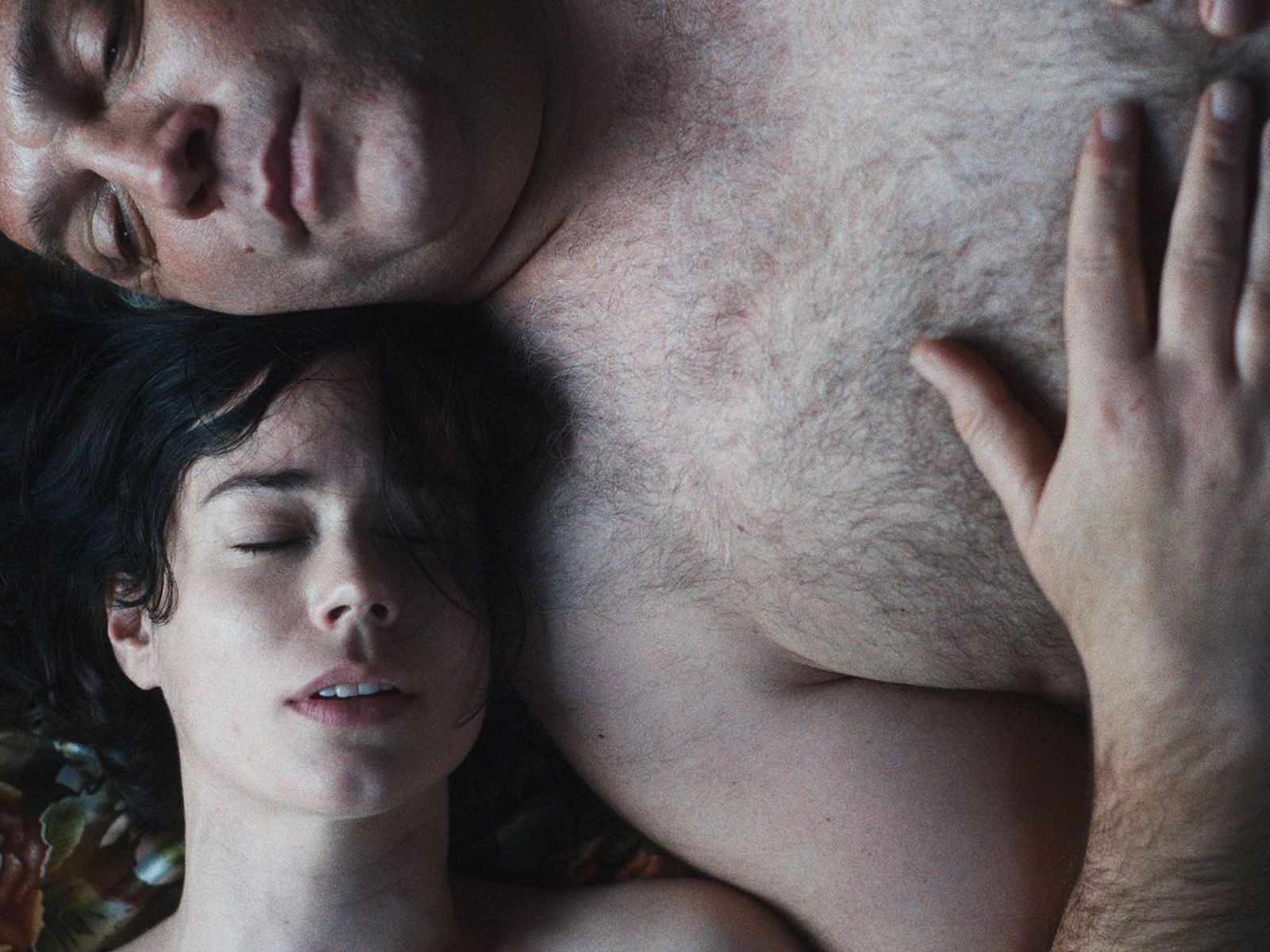 Laia Costa y Hovik Keuchkerian en una imagen de 'Un amor'.