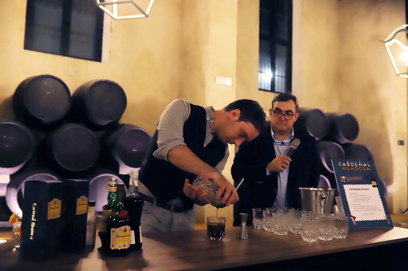 El ganador de la Cardenal Mendoza Golden Week prepara el cóctel Padre Coloma en presencia del director comercial de Sánchez Romate, Marcelino Piquero.
