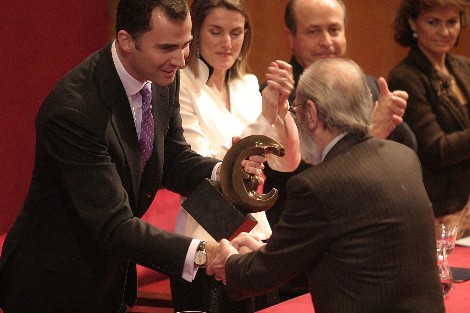 Felipe VI hizo entrega del I Premio Lorca de Poesía a Ángel González.